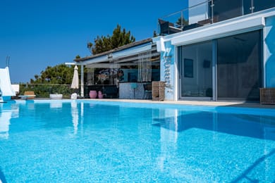 Icarus Luxury Beachfront Villa - Image 3