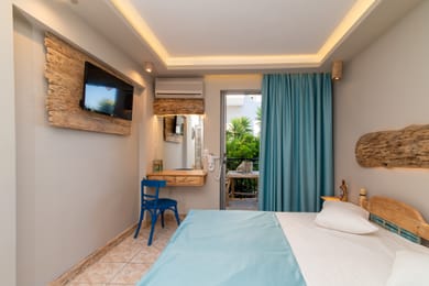 Superior ''Art'' Room Pool View