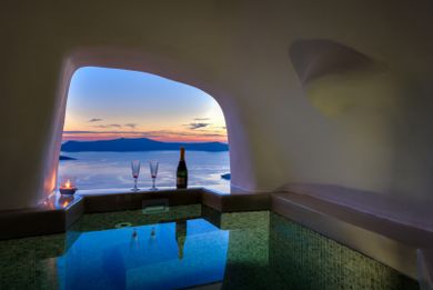 Cave Executive Suite Hot Tub