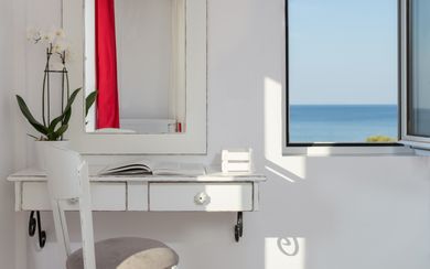 Iris Beach Hotel - Image 4