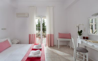 Iris Beach Hotel - Image 7