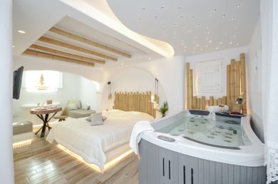 Sunken Suite With Indoor Jacuzzi