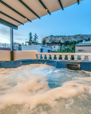 Penthouse Studio with Hot Tub | Pinotsi str.18