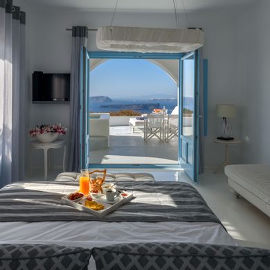 Deluxe Suite with Heated Jacuzzi and Caldera View