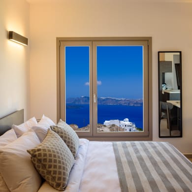 Panorama Suite with Heated Jacuzzi and Caldera View