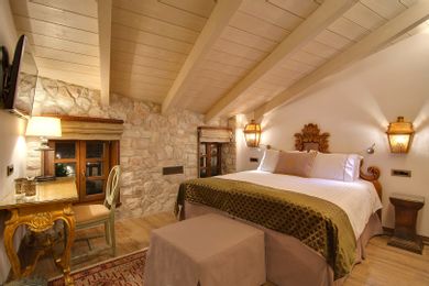 Deluxe King Room with Fireplace | Αρσάκειο