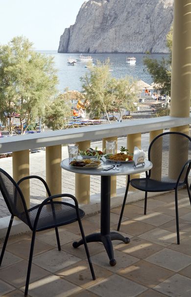 Kamari Beach Hotel - Image 2