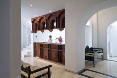 Kamari Beach Hotel - Image 4