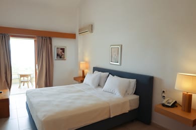 DELUXE DOUBLE/TWIN SEA VIEW