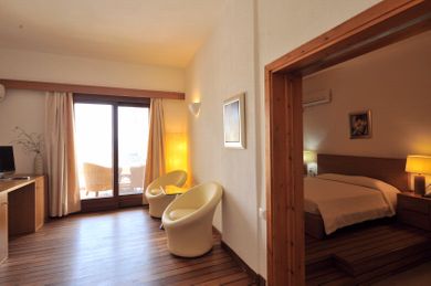 ONE BEDROOM SUITE SIDE SEA VIEW