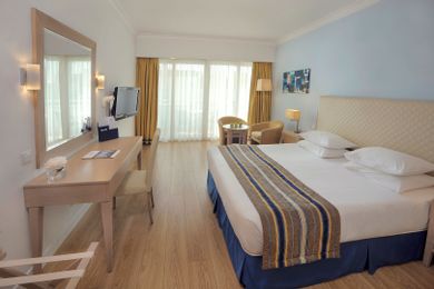 Deluxe Room with Side Sea View