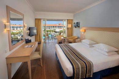 Deluxe Room with Pool and Sea View