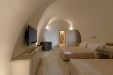 Kapari Honeymoon Suite with Private Indoor & Outdoor Hot Tub
