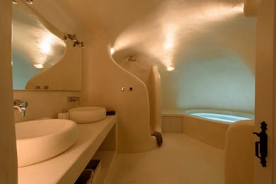 Kapari Honeymoon Suite with Private Indoor & Outdoor Hot Tub