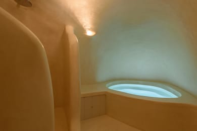 Kapari Honeymoon Suite with Private Indoor & Outdoor Hot Tub