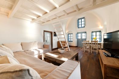 Loft Suite with access to Terrace with Shared Hot Tub and Panoramic Caldera View