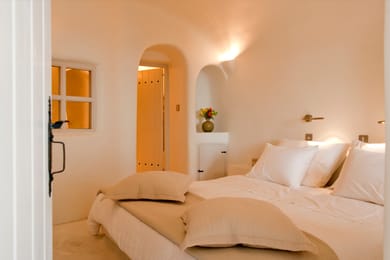 Poolfront Suite with Indoor Hot Tub & Caldera View