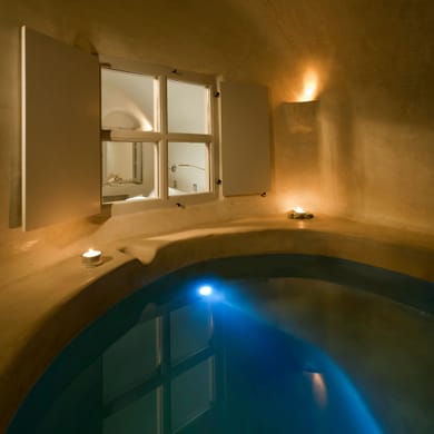 Poolfront Suite with Indoor Hot Tub & Caldera View