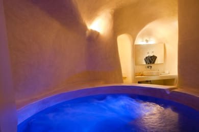 Poolfront Suite with Indoor Hot Tub & Caldera View
