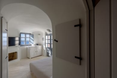 Vanilla Room with Outdoor Hot Tub & Caldera View
