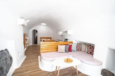 Karpimo & Fertimo Suites Santorini - Image 3