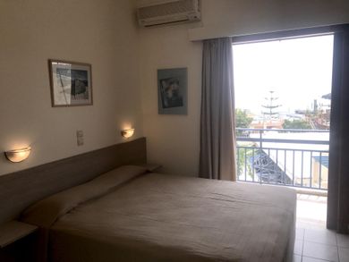 Karyatides Hotel Aegina - Image 3