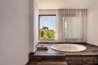 Two Bedrooms Family Room with Whirlpool