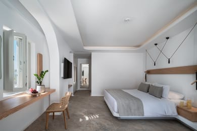Luxury Honeymoon Suite with Outdoor Hot Tub