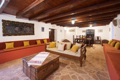 Demoutsadata Vintage Residence