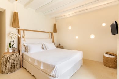 8 Bedroom | Delia | Kanalia