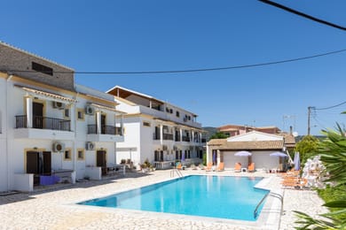 Dora Pool Studios 150m from the Beach