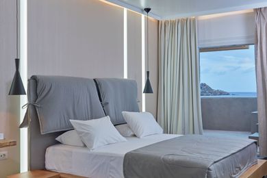 Deluxe Suite with Outdoor Jetted Tub & Sea View