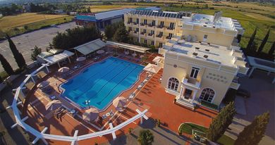 Kouros Hotel Drama - Image 3