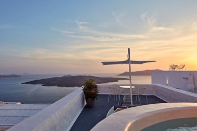 Honeymoon Executive Suite with  Hot Tub and Caldera View