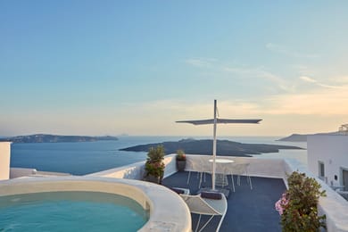 Honeymoon Executive Suite with  Hot Tub and Caldera View