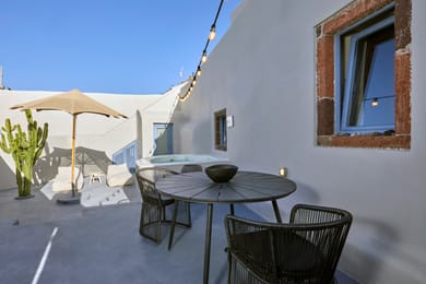 Pearl Suite with Outdoor Private Heated Jacuzzi