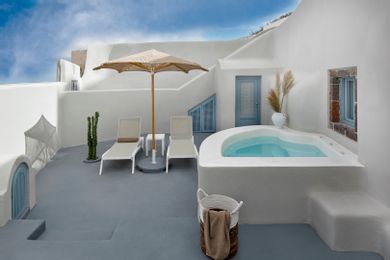 Pearl Suite with Outdoor Private Heated Jacuzzi