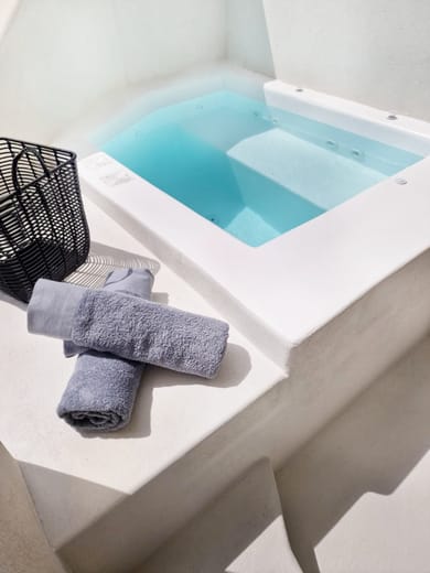 Elegant Suite with Hot Tub and Sea View