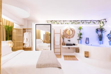 Queen Suite With Hot Tub