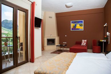 Deluxe Junior Family Suite with Garden and Panoramic Meteora View