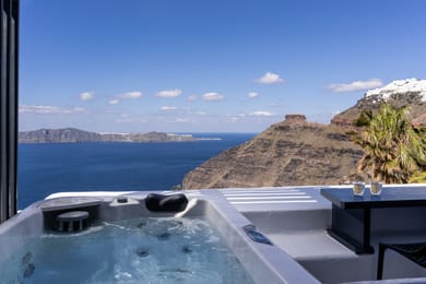 Honeymoom Suite with Outdoor Jetted Tub and Caldera View