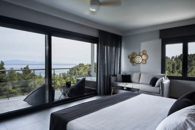 Honeymoon Suite with outdoor jacuzzi and sea view