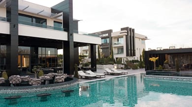 Mirror Hotel - Image 5