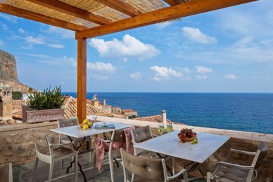 Moni Emvasis Luxury Suites - Image 6
