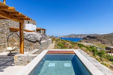 Deluxe Suite with Jacuzzi | Panormos