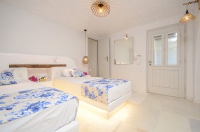 Naxian Queen Luxury Villas & Suites - Image 2