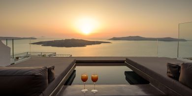 Superior Cave Suite With River Jacuzzi & Caldera View