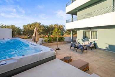 3-Bedroom Suite | Outdoor Jetted Pool
