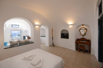 Superior Cave Suite with Caldera View