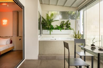 Pumbaa- Penthouse Suite with Hot tub